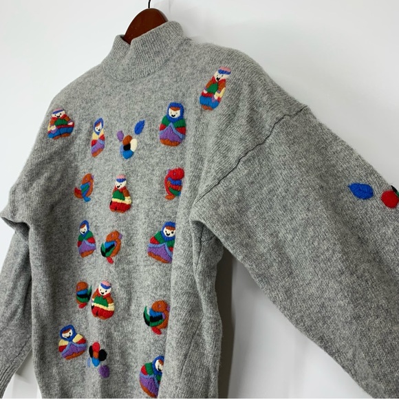 Joye + Fun Vintage 90’s Raised Embroidered People Wool Gray Mock Neck Sweater - Picture 6 of 16